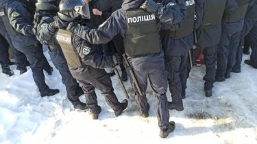 Фото 16 — Во Львове "Нацкорпус" устроил столкновения с полицией на предприятии Козака (ФОТО, ВИДЕО)