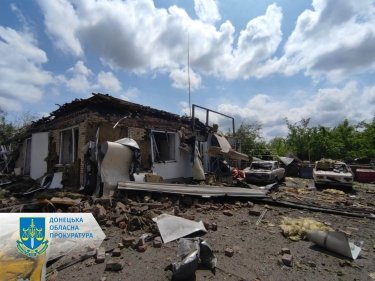 Фото 3 — Россияне сбросили авиабомбы на заправку и админздание в Торецке: есть жертвы