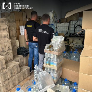 Фото 6 — Под Киевом нашли подпольный цех по производству алкоголя: вывезли 12 тонн фальсификата (ФОТО)