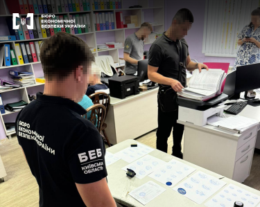 Фото 3 — У бухгалтерки компанії, яка постачала продукти для Міноборони, знайшли 4,7 млн євро готівки (ФОТО)