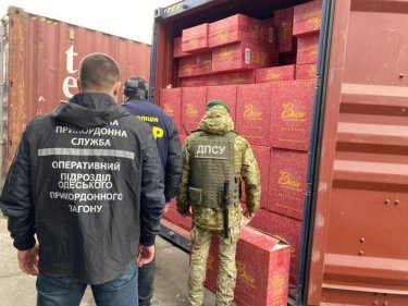 Фото 5 — Пограничники и полиция нагрянули в Одесский порт из-за сигарет для магазинов Duty Free