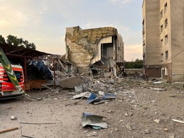Фото 7 — Николаев снова под обстрелами: разрушен травмпункт, сгорел склад с лекарствами, есть раненые (ФОТО)