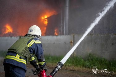 Фото 3 — В ходе атаки на порт "Пивденный" разрушен терминал производителя растительных масел "Дельта Вилмар", на месте пожар
