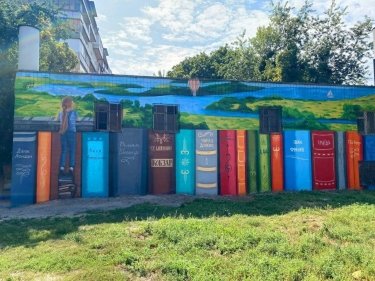 Фото 3 — В Киеве на Оболони появился 90-метровый мурал