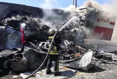 Фото 2 — В Кривом Роге по пути вспыхнул грузовик с посылками "Новой почты"