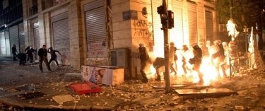 Фото 8 — В Греции начались массовые беспорядки в ответ на принятое правительством жесткое кредитное соглашение с ЕС