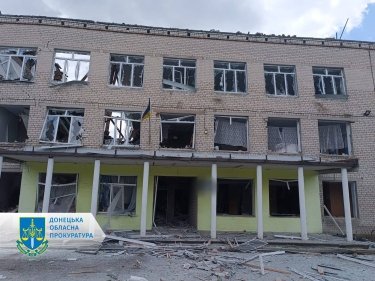 Фото 2 — Россияне обстреляли школу в Донецкой области: погибли учитель и бухгалтер, еще 6 человек ранены (ФОТО)