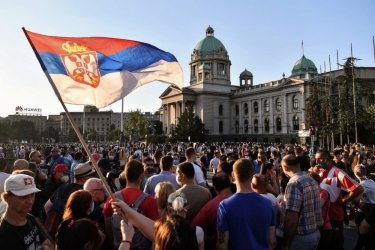 Фото 2 — В Сербии проходят массовые ночные акции протеста против повторного карантина (ФОТО, ВИДЕО)