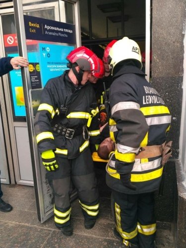 Фото 4 — В Киеве самоубийца бросился под поезд метро, но остался жив (ФОТО, ВИДЕО)