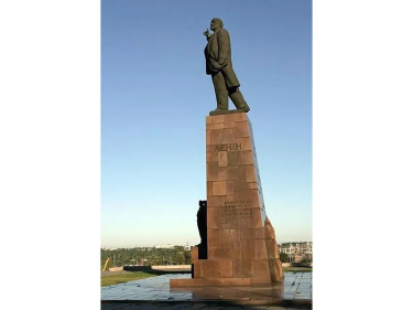 Фото 12 — Самую большую в Украине бронзовую скульптуру Ленина выставили на аукцион за 10 млн грн (ФОТО)