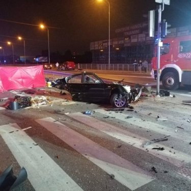 Фото 2 — В Польше BMW врезался в фонарный столб, погибли трое украинцев (ФОТО)