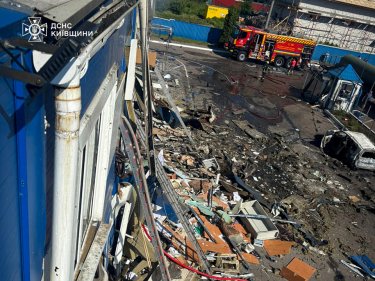 Фото 4 — Росіяни вдарили по заводу "Яготинське для дітей" на Київщині, є загиблі (ФОТО)