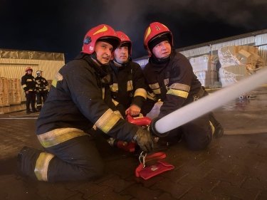 Фото 8 — В Виннице произошел масштабный пожар на складах с ламинатом (ФОТО)