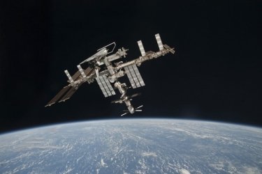 Фото 5 — NASA показали уникальные фотографии шаттла Endeavour и МКС