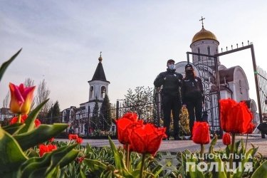 Фото 4 — В полиции рассказали о нарушениях карантина во время пасхальных служб (ФОТО, ВИДЕО)