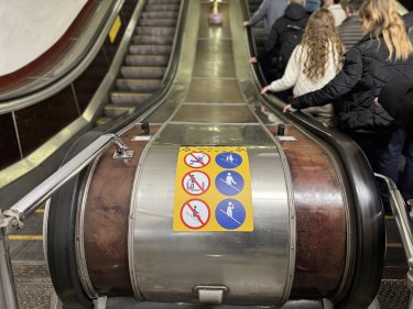 Фото 4 — Київський метрополітен тестує нові інформаційні покажчики для безпеки на ескалаторах