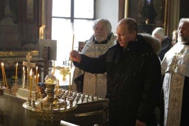 Фото 3 — Медведев и Путин сходили в церковь помянуть погибших в «Домодедово»