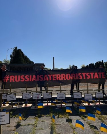 Фото 7 — Активисты установили инсталляцию у памятника советским солдатам в Варшаве, куда пытался прорваться российский посол (ФОТО/ВИДЕО)