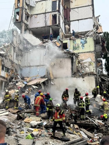 Фото 7 — Росія завдала масованого удару по Києву: є загиблі, десятки постраждалих, зруйновано цілий під’їзд (ФОТО)