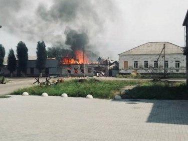 Фото 2 — В Орехове из-за массированного вражеского обстрела повреждены десятки домов, есть погибшая (ФОТО)