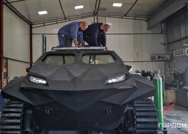 Фото 3 — Украинские разработчики представили первый в мире плавающий бронированный электромобиль