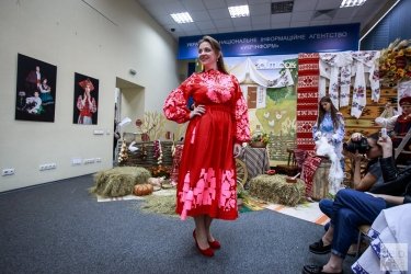 Фото 14 — ArtHub. В Киеве состоялся показ традиционной украинской женской одежды (фото)