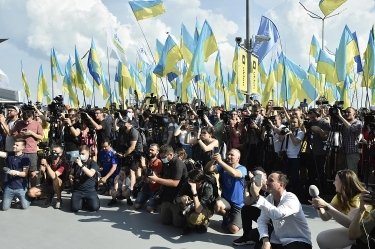 Фото 6 — Сборная Украины по футболу вернулась в Киев: как ее встретили болельщики (ФОТО, ВИДЕО)