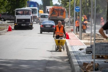 Фото 8 — Нові зупинки та безбар’єрний простір: у  Дарницькому районі Києва триває капремонт вулиці (ФОТО)