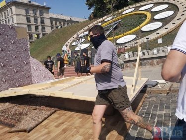 Фото 41 — В Киеве разгромили скандальную выставку на Аллее Небесной Сотни: есть задержанные (ФОТО)