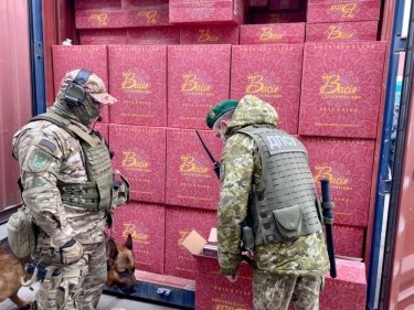 Фото 2 — Пограничники и полиция нагрянули в Одесский порт из-за сигарет для магазинов Duty Free
