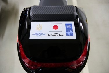 Фото 5 — Япония и ПРООН передали Минсоцполитики 200 электроскутеров для соцработников