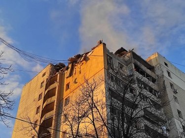 Фото 3 — В Киеве вражеский снаряд попал в многоэтажку, есть пострадавшие (ФОТО)