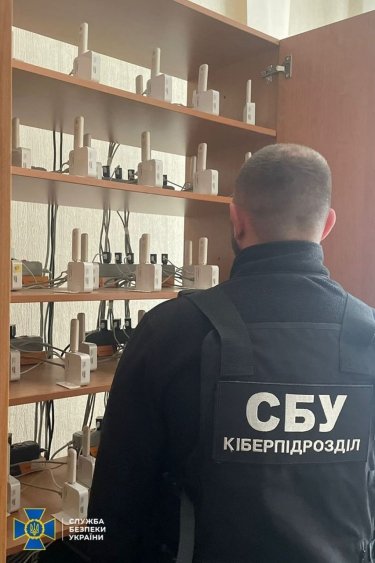 Фото 7 — Распространяли дезинформацию и дестабилизировали ситуацию в Украине: СБУ разоблачила сеть ботоферм (ФОТО)