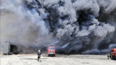 Фото 2 — Масштабный пожар возник на складах под Одессой: с огнем борются более 80 спасателей (ФОТО)