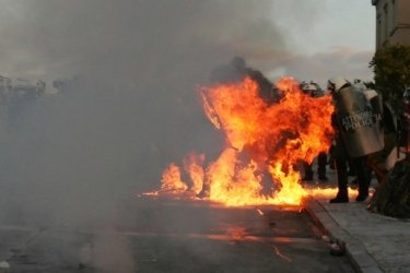 Фото 4 — В Греции начались массовые беспорядки в ответ на принятое правительством жесткое кредитное соглашение с ЕС