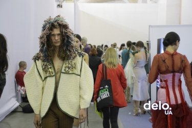Фото 20 — Свежая мода: дерзкие идеи молодых на показах UFW для тех, кто любит эксперименты (ФОТО)
