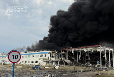 Фото 14 — РФ атаковала американский завод по производству электроники в Мукачево, 15 раненых