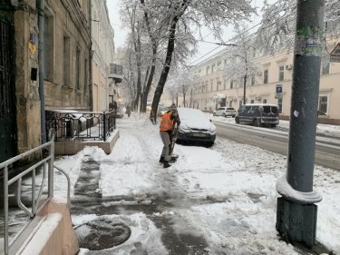 Фото 2 — На юг Украины обрушился снегопад, в Одессу закрыли въезд фурам (ФОТО, ВИДЕО)