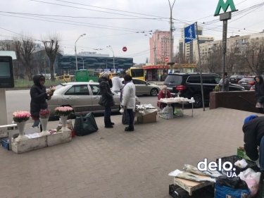 Фото 7 — ТРЦ закрылись, а уличная торговля процветает: как в Киеве выполняют решение властей (ФОТО)