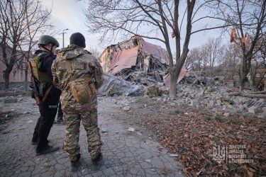 Фото 4 — Оккупанты обстреляли Часов Яр, Курахово и Краматорск: в последнем разрушена школа (ФОТО)
