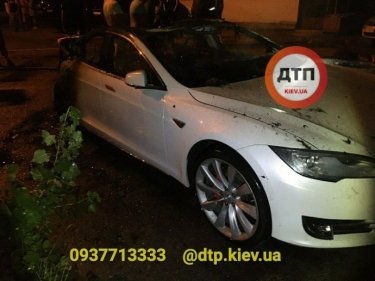 Фото 2 — Экс-главе Офиса президента Богдану неизвестные сожгли автомобиль Tesla (ФОТО, ВИДЕО)