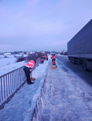 Фото 2 — Сніг і обробка протиожеледними матеріалами: який стан проїзду на дорогах України