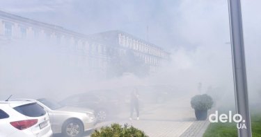 Фото 2 — Стоп коррупция в судах: около здания киевской полиции жгут файеры (ФОТО)