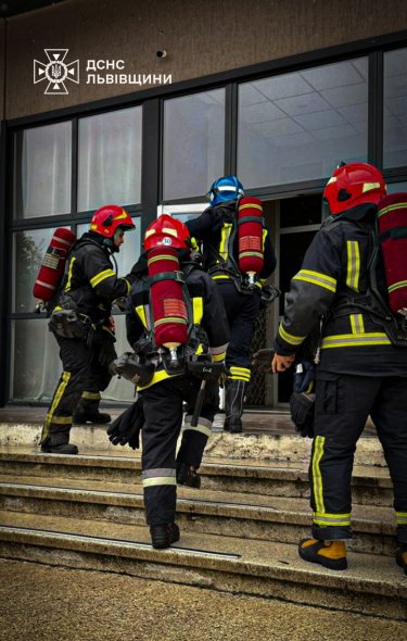 Фото 6 — Пожежа у львівському готелі "Власта" сталася через вибух батареї електроскутера (ФОТО, ВІДЕО)