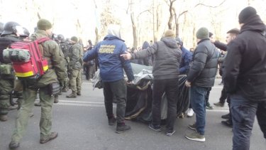 Фото 6 — Столкновения под Радой: противники рынка земли устроили потасовку с полицией (ФОТО, ВИДЕО)