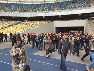 Фото 10 — Как Порошенко ждал Зеленского на НСК "Олимпийский" (РЕПОРТАЖ)