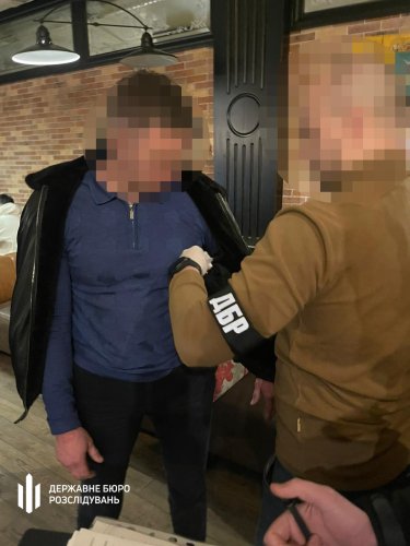 Фото 2 — ГБР показало задержание таможенника, требовавшего взятки за экспорт зерна через порт Черноморска (ФОТО)