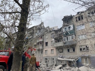 Фото 2 — В Славянске в результате ракетного обстрела частично разрушена пятиэтажка: погибло восемь человек (ФОТО, ВИДЕО)