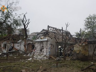Фото 2 — В Николаеве из-за вражеского обстрела частного сектора разрушен дом (ФОТО)
