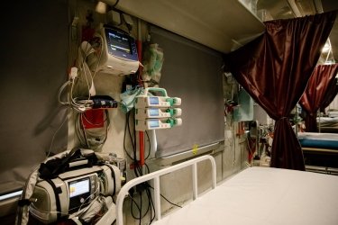 Фото 2 — "Укрзализныця" и Минобороны продемонстрировали медицинский эвакуационный поезд (ФОТО)